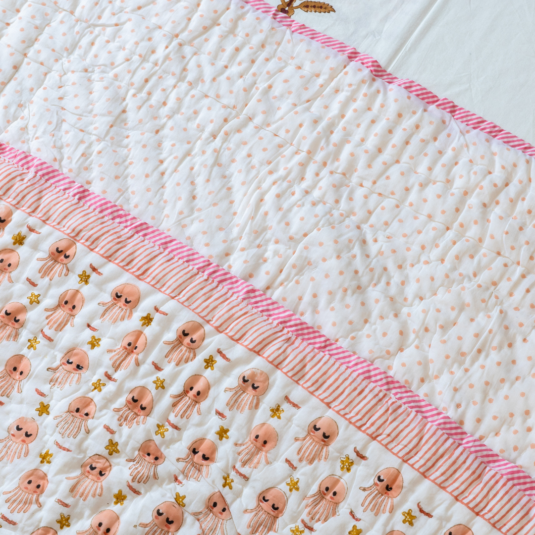 KalaIndia Jellyfish Friends Baby Quilt (Orange) – baby quilts India (close-up of the print detail)